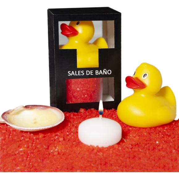 Imagen de Set de Sales de Baño Frutos Rojos 150 Gr. Con Pato Bañera, Vela Aromatica y Concha 