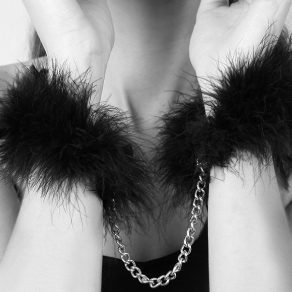 Imagen de Bijoux Indiscrets - Bijoux - za za zu Feather Handcuffs 